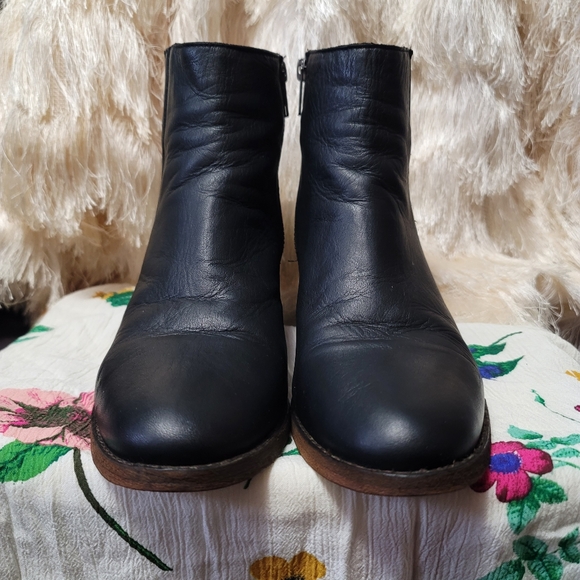 LN.  Frye Boots.  Size 8.  (576) - Picture 3 of 12